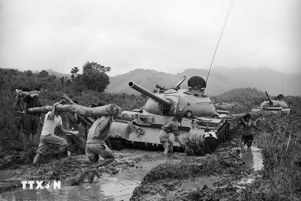 Trong Chiến dịch Tây Nguyên, ta không chỉ xây dựng được lực lượng với khả năng tác chiến binh chủng hợp thành, mà còn có sự chuẩn bị chu đáo về lực lượng hậu cần, kỹ thuật phục vụ... Trong ảnh: Dân quân địa phương tham gia chống lầy, mở đường cho xe tăng quân giải phóng xuất kích trong Chiến dịch Tây Nguyên năm 1975. (Ảnh: TTXVN)