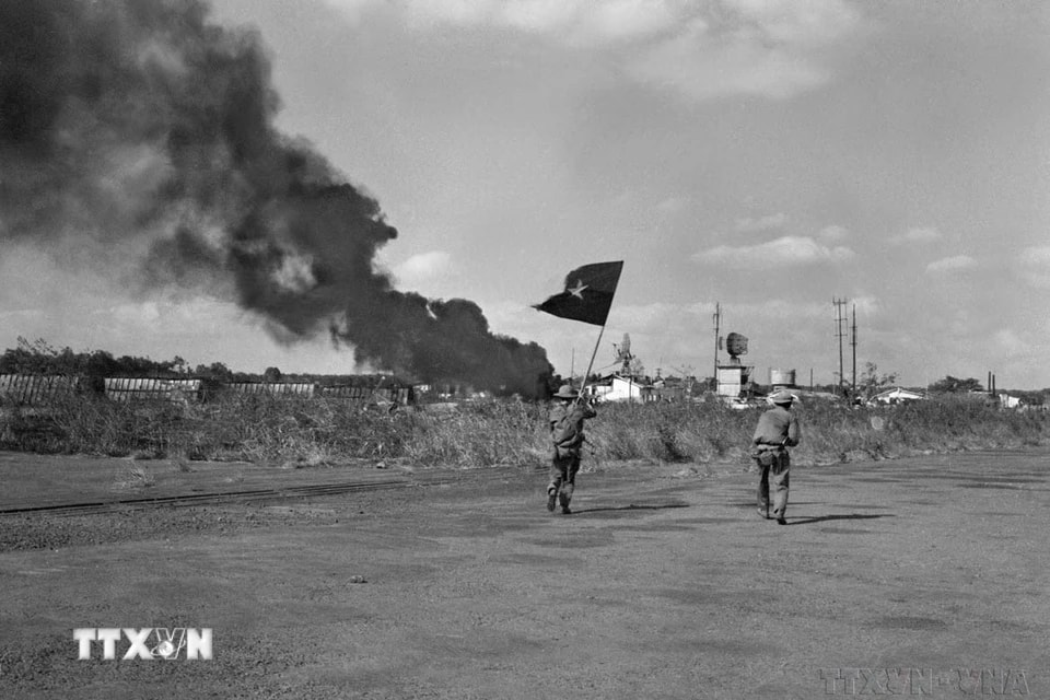 Quân giải phóng tiến vào đánh chiếm sân bay Hòa Bình ở thị xã Buôn Ma Thuột (1975). (Ảnh: TTXVN)
