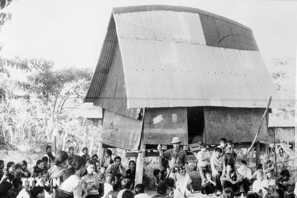 Đồng bào Kon Tum quây quần bên các chiến sỹ quân giải phóng trong buôn làng dọc đường 19 trong những ngày Tây Nguyên được giải phóng. (Ảnh: Tư liệu TTXVN)