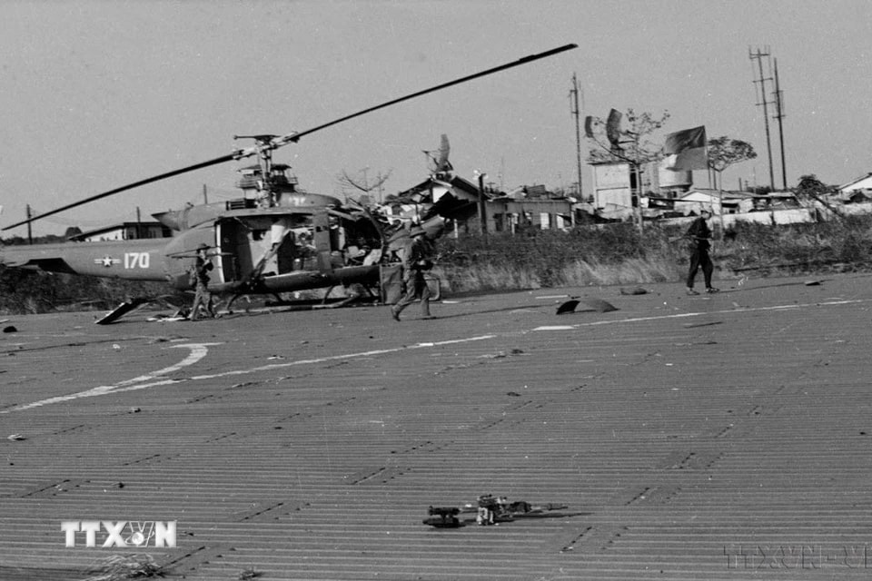 Bằng cách đánh mạnh bạo, khôn khéo, đến hết ngày 11/3/1975, quân giải phóng đã đánh chiếm hết các mục tiêu quan trọng của thị xã Buôn Ma Thuột. Trong ảnh: Quân giải phóng đánh chiếm sân bay Buôn Ma Thuột. (Ảnh: TTXVN)