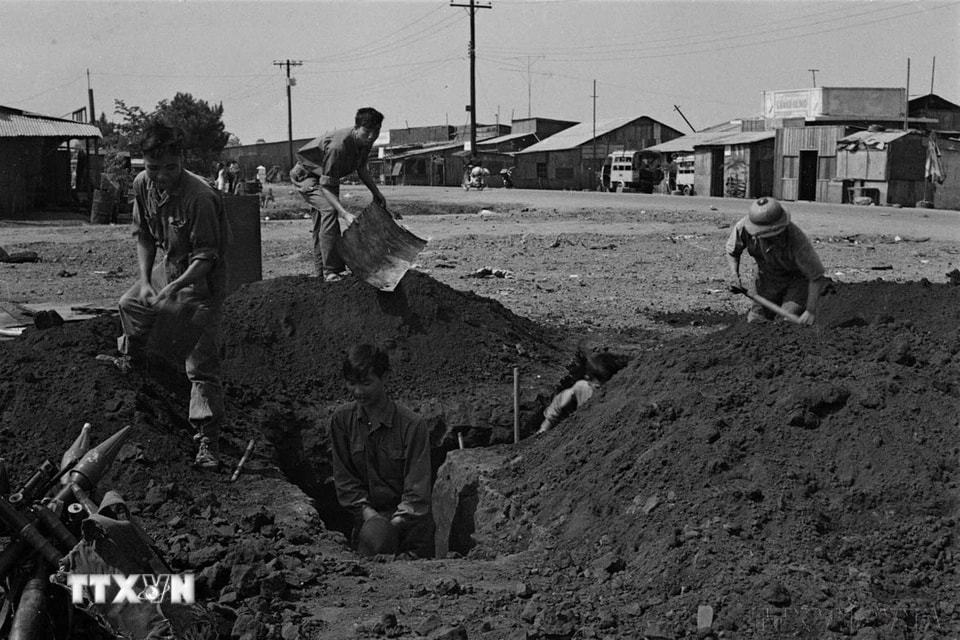 Quân giải phóng giúp đồng bào Pleiku đào hầm chống giặc (1975). (Ảnh: TTXVN)