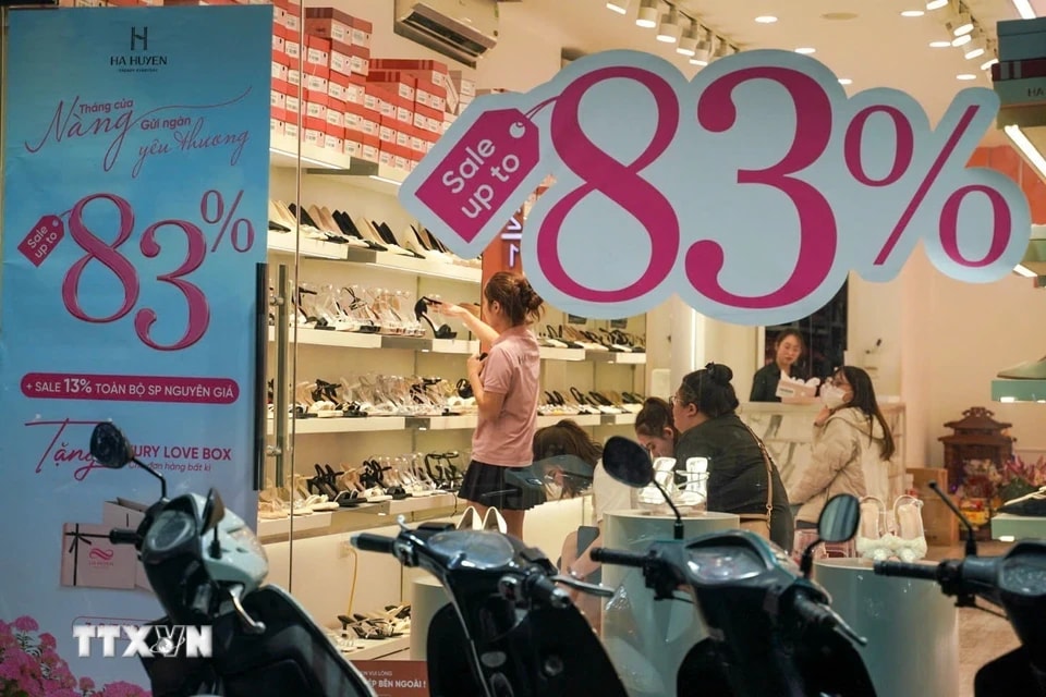 Nhiều cửa hàng giảm giá mạnh nhân ngày Quốc tế phụ nữ 8/3. (Ảnh: Khánh Hòa/TTXVN)