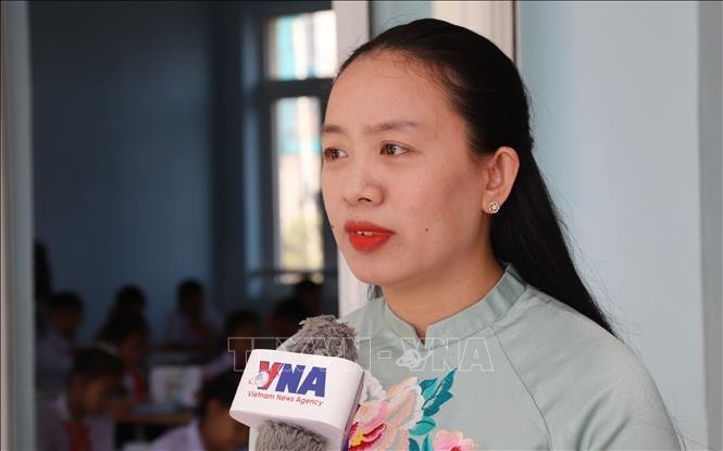 giao-vien-lao.jpg