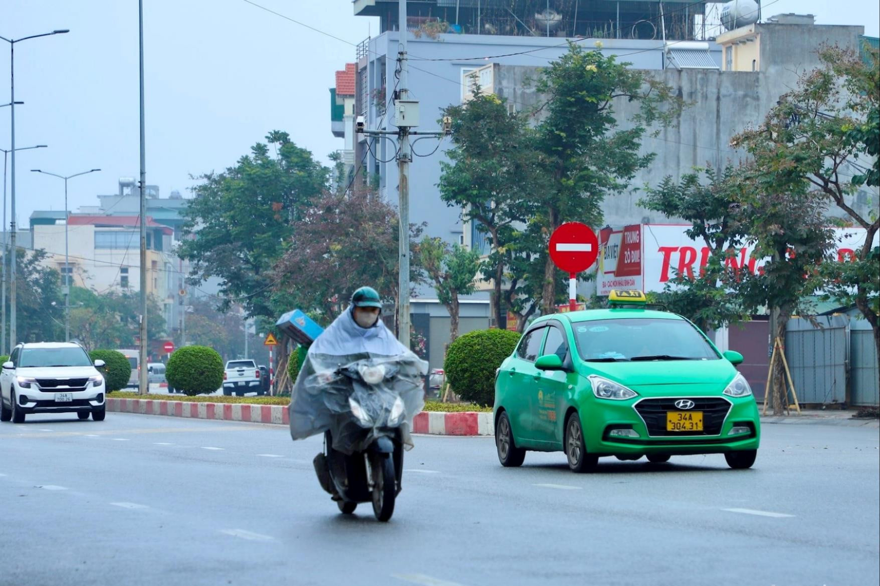 Ngày và đêm 15/10, các khu vực trên địa bàn thành phố nhiều mây thay đổi, sáng có mưa nhỏ, trưa chiều trời nắng.