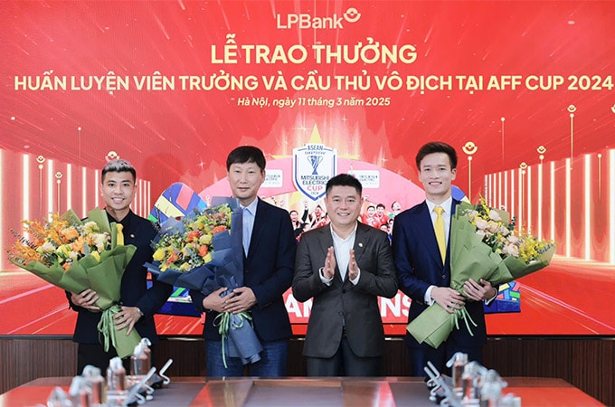 Bầu Thụy trao thưởng cho HLV Kim Sang Sik, tiền vệ Hoàng Đức và Đinh Thanh Bình sau chức vô địch AFF Cup 2024 