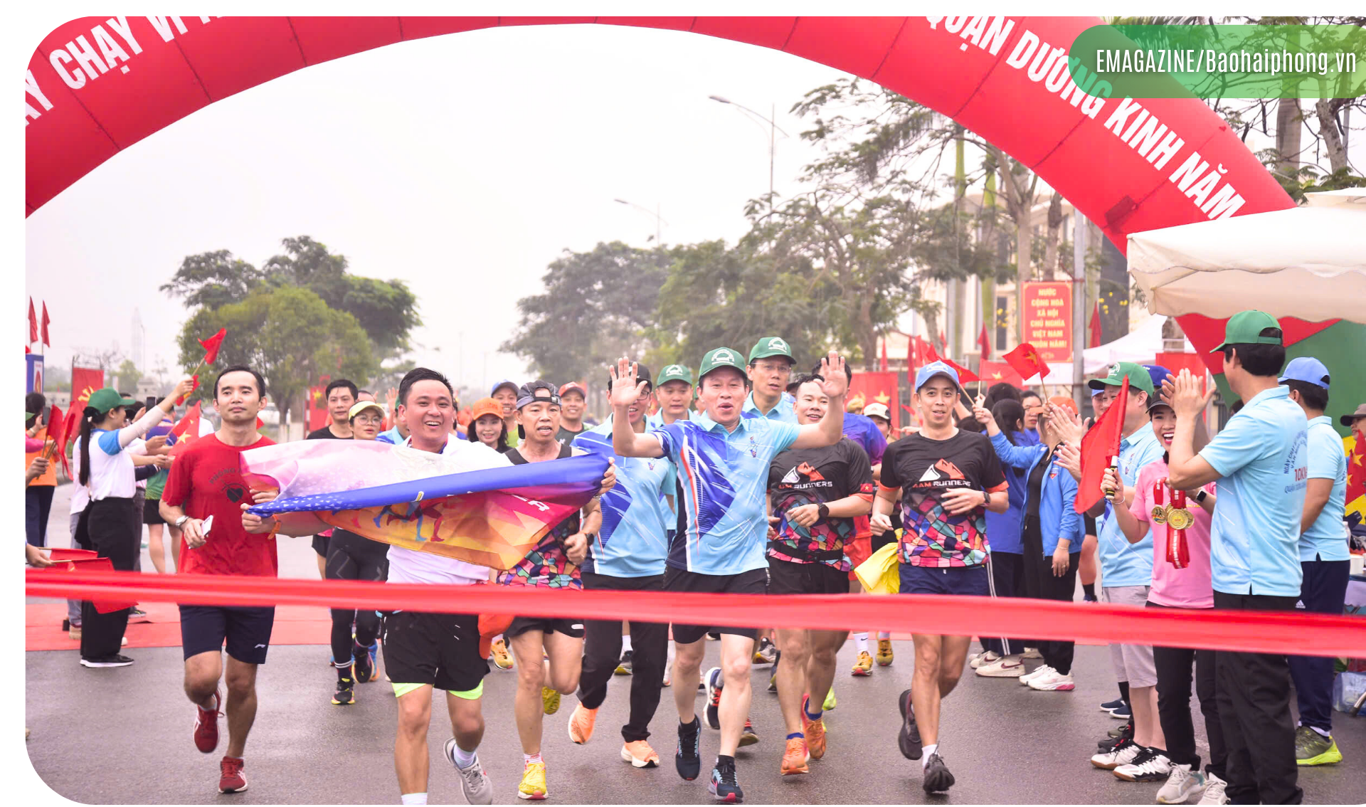 Đồng chí Lê Tiến Châu, Ủy viên Trung ương Đảng, Bí thư Thành ủy, Trưởng Đoàn đại biểu Quốc hội Hải Phòng cùng các vận động viên tham giaNgày chạy vì thành phố Hải Phòng xanh, văn minh và thân thiện năm 2025 tại quận Dương Kinh.