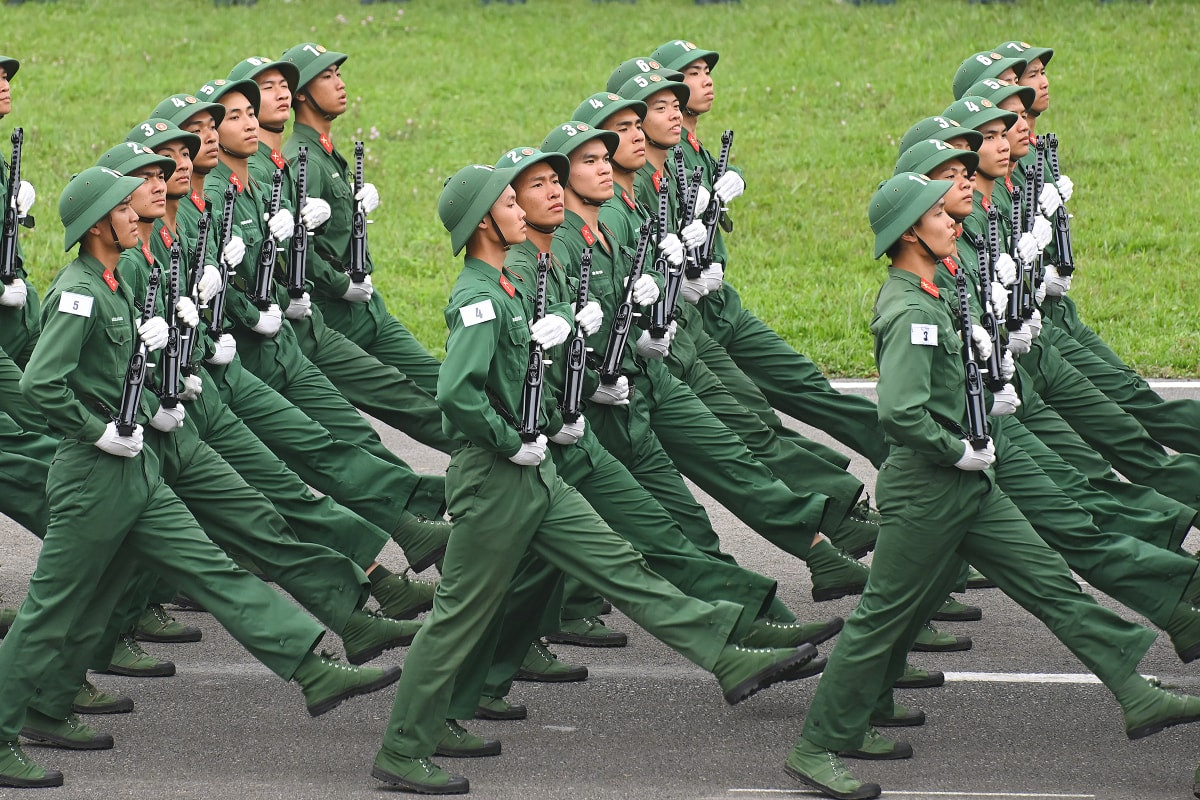 Khối chiến sĩ quân đội luyện tập trước lễ kỷ niệm 70 năm Chiến thắng Điện Biên, năm 2024