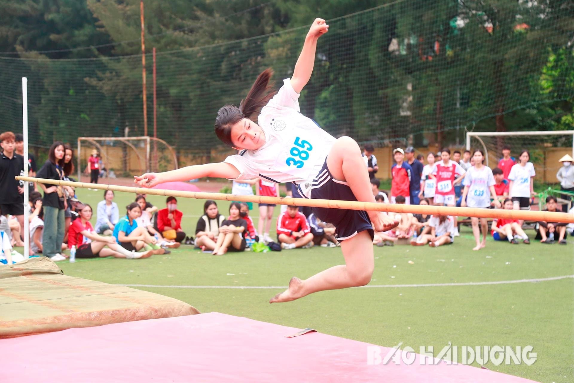 Học sinh thi đấu môn nhảy cao trong khuôn khổ Hội khỏe Phù Đổng tỉnh Hải Dương năm 2024