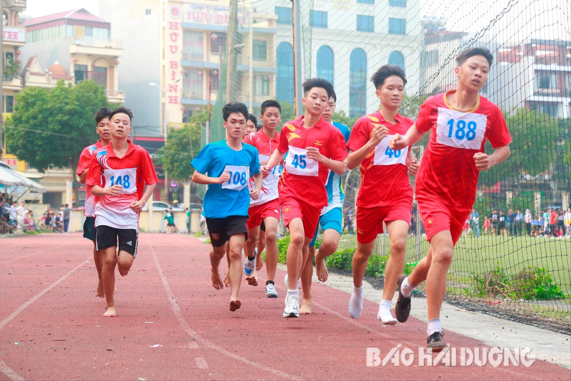 Học sinh thi đấu môn điền kinh trong khuôn khổ Hội khỏe Phù Đổng tỉnh Hải Dương 2024