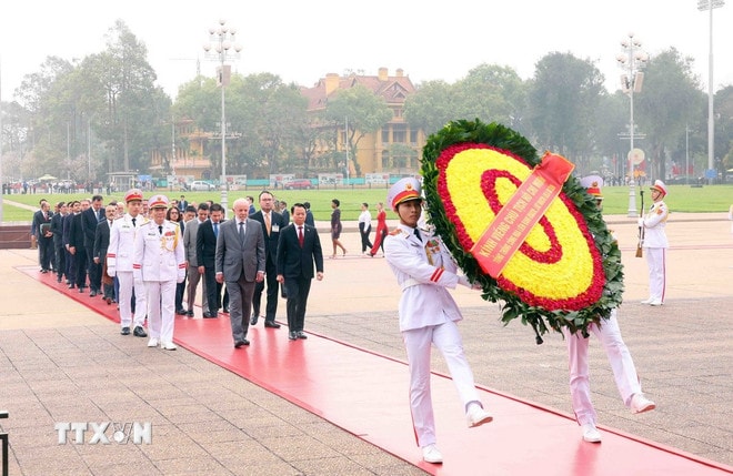 ttxvn-tong-thong-brazil-vieng-lang-bac-1.jpg