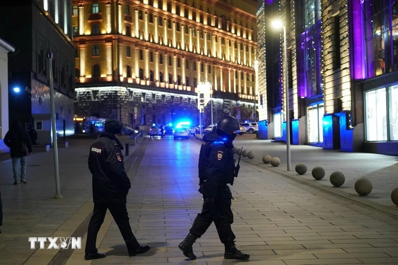 Cảnh sát Nga gác trên đường phố thủ đô Moskva. (Ảnh: AFP/TTXVN)