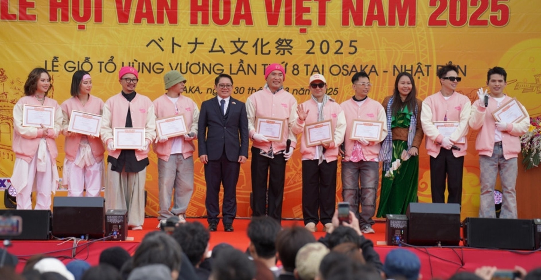 Nhóm Nhà trẻ được trao bằng khen.