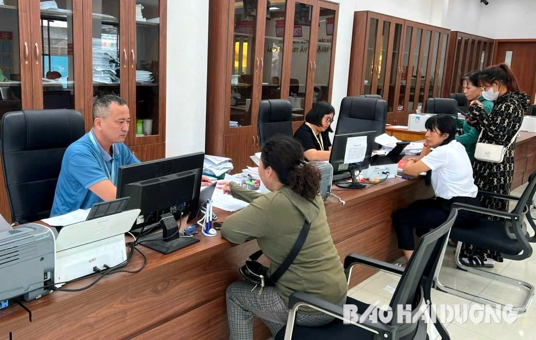 Ứng dụng trợ lý ảo trong giải quyết thủ tục hành chính nhằm mang đến giải pháp toàn diện giúp người dân tiếp cận dễ dàng với các dịch vụ công trực tuyến. Trong ảnh: Người dân giải quyết thủ tục hành chính tại bộ phận 