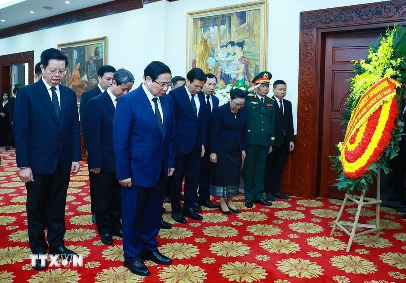 Thủ tướng Phạm Minh Chính viếng nguyên Chủ tịch Đảng Nhân dân Cách mạng Lào, nguyên Chủ tịch nước Lào Khamtay Siphandone. (Ảnh: Dương Giang/TTXVN)