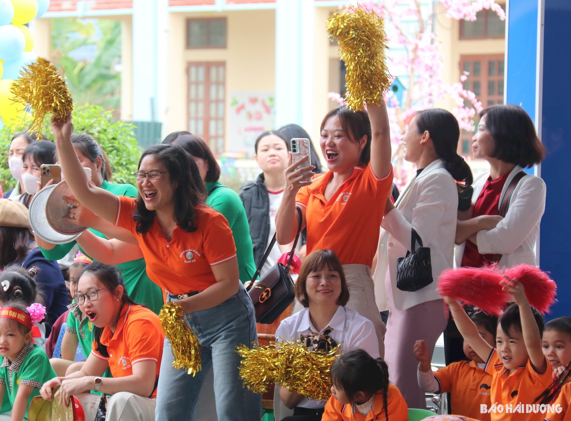 Các cô giáo, phụ huynh cổ vũ nhiệt tình, tạo nên không khí sôi động cho hội thi