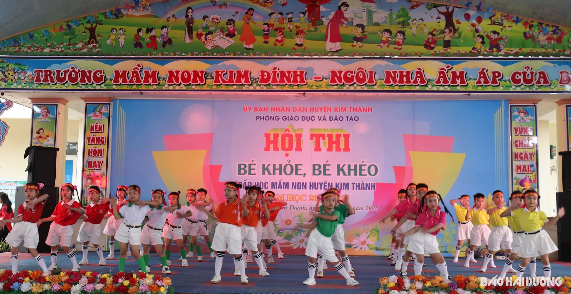 Sáng 4/4, huyện Kim Thành tổ chức Hội thi “Bé khỏe – Bé khéo” bậc học mầm non năm học 2024 - 2025 với không khí vui tươi, náo nhiệt. Hội thi quy tụ 18 đội đến từ các trường mầm non trong huyện, với 90 em nhỏ 5 tuổi – những “bé khỏe, bé khéo” đại diện cho sự hồn nhiên, năng động và sáng tạo của lứa tuổi mầm non. Trong ảnh: Màn biểu diễn phần thi khởi động hấp dẫn, vui nhộn của các bé