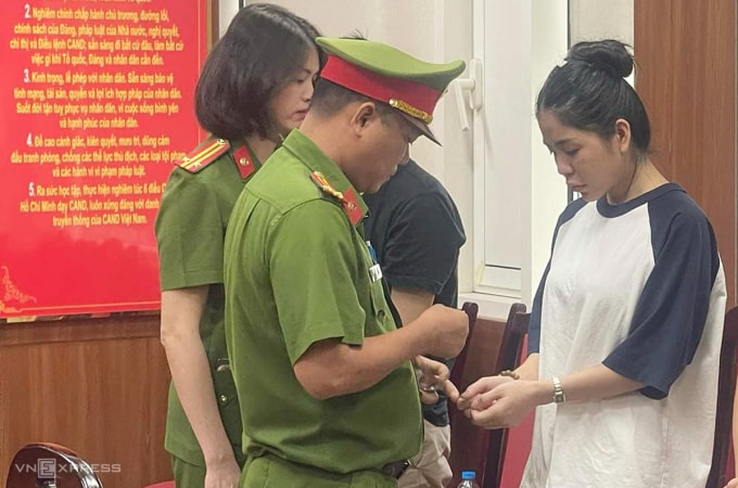 Công an thực thi lệnh với Hằng Du Mục. Ảnh: Linh Đan