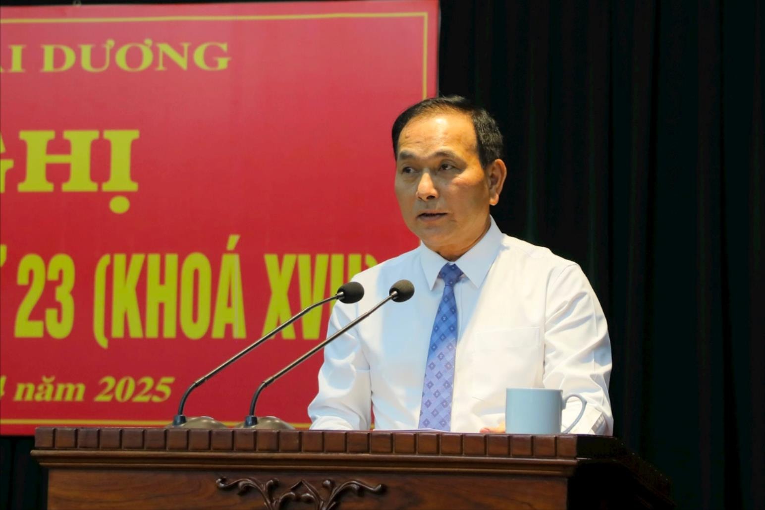 Đồng chí Lưu Văn Bản, Ủy viên Ban Thường vụ Tỉnh ủy, Phó Chủ tịch Thường trực UBND tỉnh đọc tờ trình của Ban Thường vụ Tỉnh ủy tại Hội nghị Ban Chấp hành Đảng bộ tỉnh khóa XVII lần thứ 23 về kết quả thực hiện nhiệm vụ phát triển kinh tế - xã hội quý I/2025