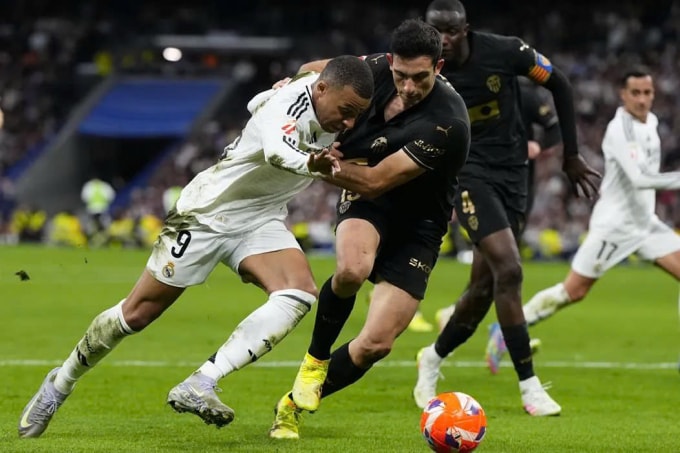 Mbappe (trái) bị hậu vệ Cesar Tarrega theo sát trong trận đấu. Ảnh: LaPresse