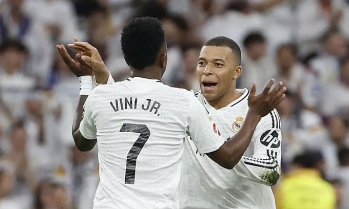 Vinicius (trái) mừng bàn gỡ hòa với Kylian Mbappe. Ảnh: EFE