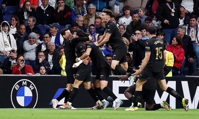 Cầu thủ Valencia mừng bàn thắng quyết định của Hugo Duro vào lưới Real Madrid trên sân Santiago Bernabeu, thành phố Madrid, Tây Ban Nha, vòng 30 La Liga ngày 5/4/2025. Ảnh: Reuters
