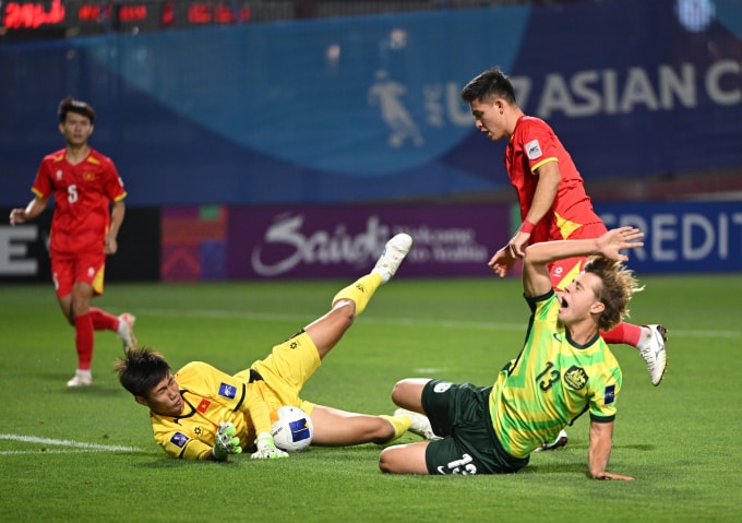 Thủ môn Hoa Xuân Tín (áo vàng) thi đấu trong trận Việt Nam hòa Australia 1-1 ở lượt ra quân bảng B U17 châu Á 2025. Ảnh: AFC
