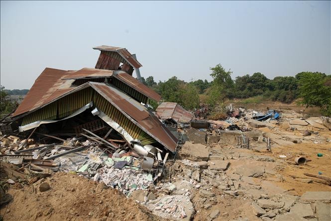 nhung-ngoi-nha-bi-pha-huy-sau-tran-dong-dat-tai-ava-myanmar.jpg