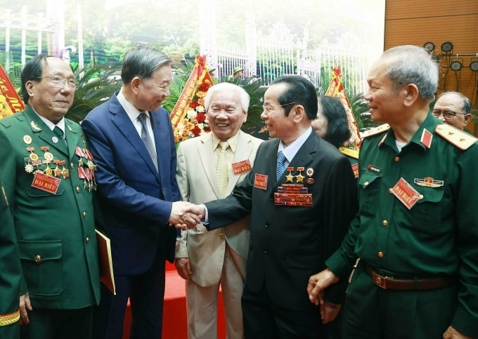 nguoi-co-cong-2.jpg