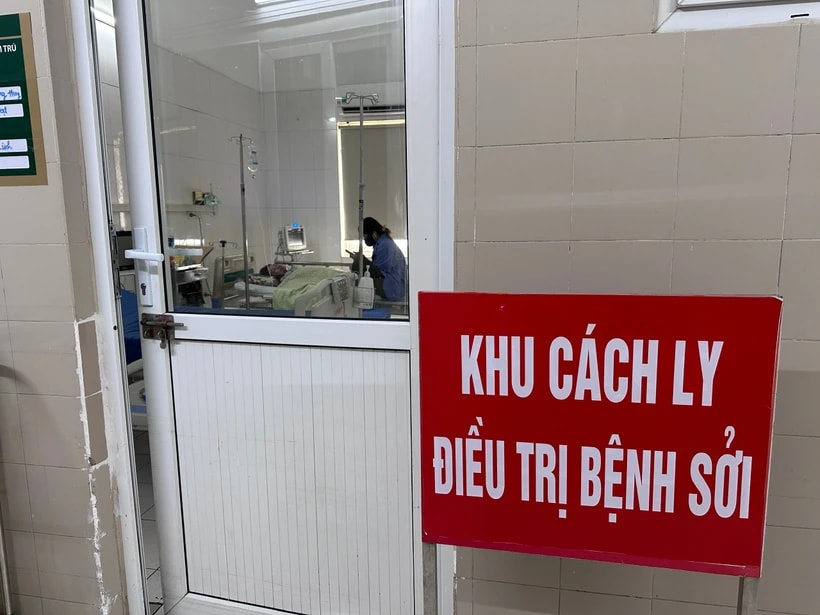 Khu vực điều trị bệnh nhân mắc sởi tại Viện Y học Nhiệt đới (Bệnh viện Bạch Mai). (Ảnh: T.G/Vietnam+)