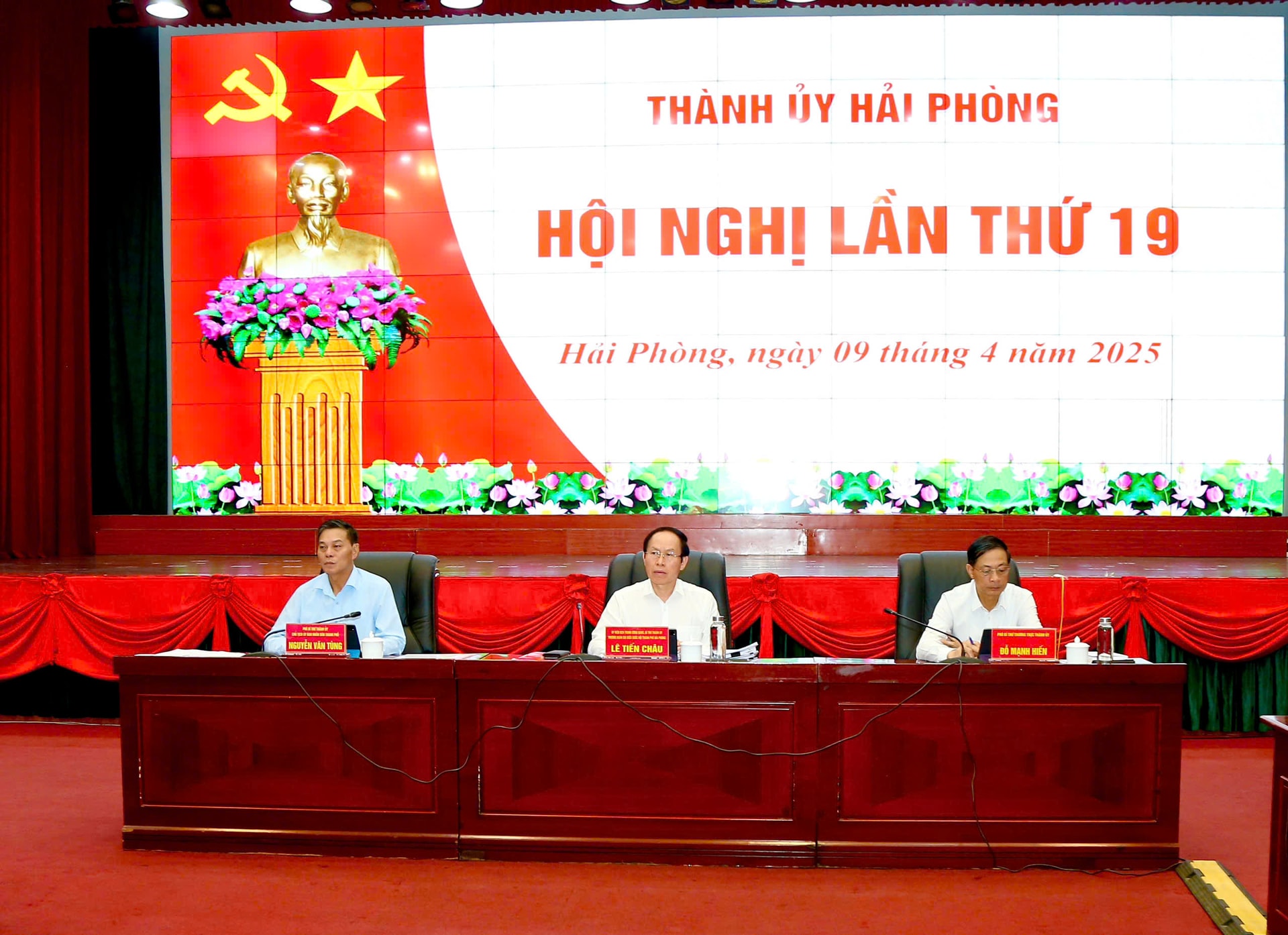 Các đồng chí: Lê Tiến Châu, Ủy viên Trung ương Đảng, Bí thư Thành ủy, Trưởng Đoàn đại biểu Quốc hội Hải Phòng; Nguyễn Văn Tùng, Phó bí thư Thành ủy, Chủ tịch UBND thành phố; Đỗ Mạnh Hiến, Phó bí thư Thường trực Thành ủy đồng chủ trì hội nghị.