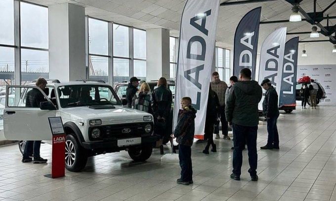 Khách hàng xem xe Lada Niva Sport tại một đại lý ở Nga. Ảnh: Peter-Lada