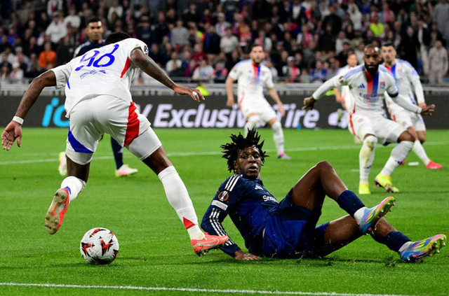 Thủ môn hóa tội đồ, Man United đánh rơi chiến thắng ở Lyon- Ảnh 1.