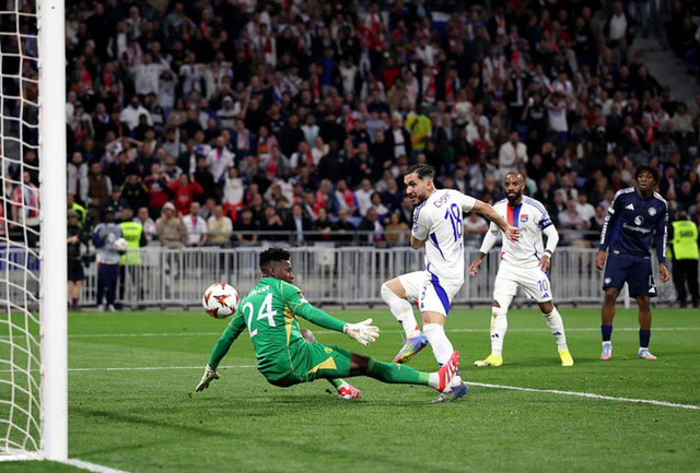 Thủ môn hóa tội đồ, Man United đánh rơi chiến thắng ở Lyon- Ảnh 4.