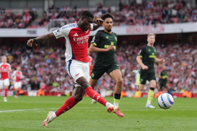 Thomas Partey dứt điểm mở tỷ số trong trận Arsenal hòa Brentford 1-1 trên sân Emirates, London, Anh ngày 12/4. Ảnh: PA
