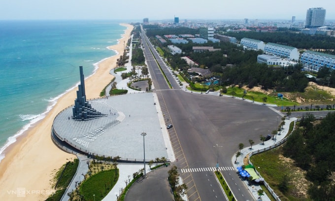 Đường ven biển Phú Yên và công trình tháp Nghinh Phong - biểu tượng du lịch của tỉnh. Ảnh: Bùi Toàn