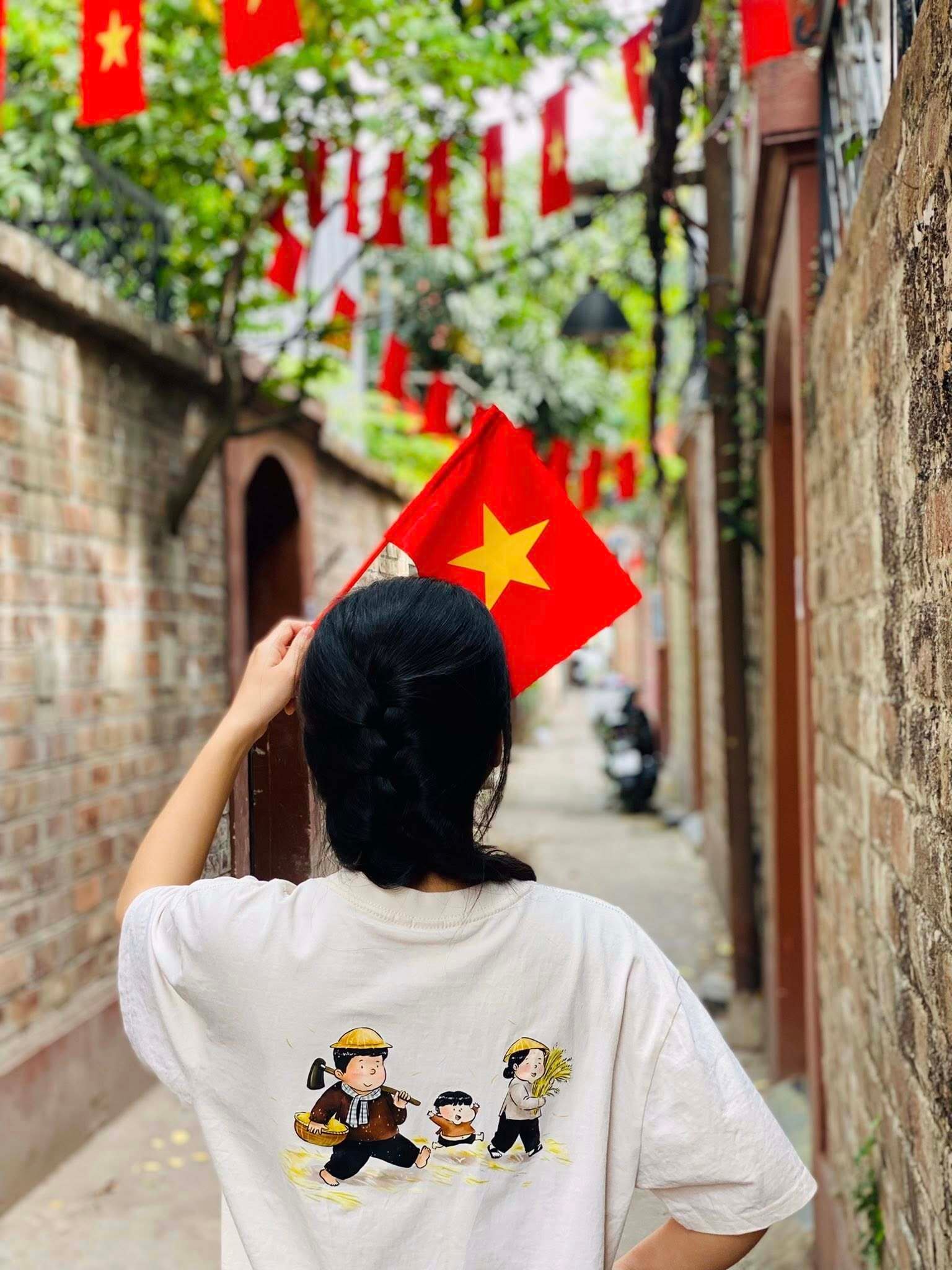 Áo phông yêu nước trở thành hot trend dịp 30/4 - 12