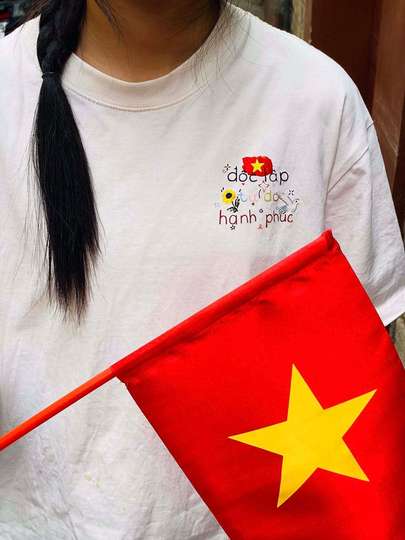 Áo phông yêu nước trở thành hot trend dịp 30/4 - 11