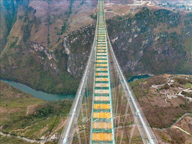 cay-cau-huajiang-grand-canyon-o-phia-tay-nam-tinh-quy-chau.jpg