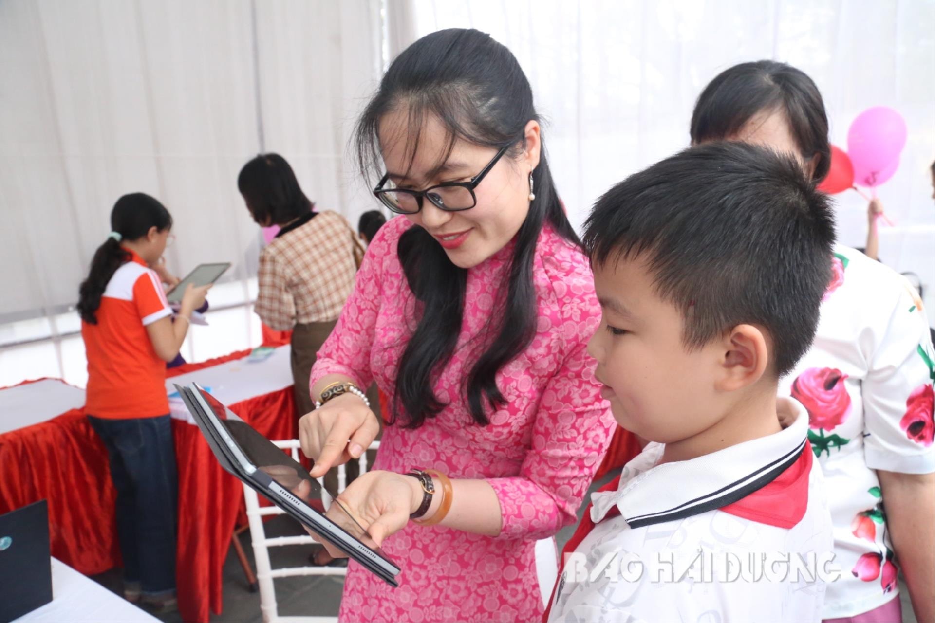 hoc-sinh-giao-vien-tu-ky(1).jpg