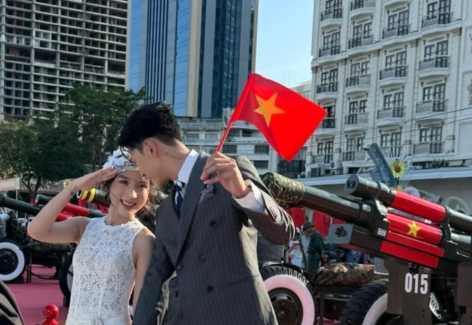 Việt Khoa và Mỹ Linh chụp ảnh cưới ở bến Bạch Đằng, quận 1, TP HCM. Ảnh: Nhân vật cung cấp