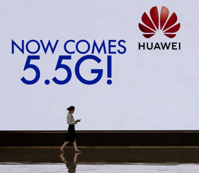 Người phụ nữ đi qua bảng quảng cáo 5.5G của Huawei. Ảnh: ShanghaiEye