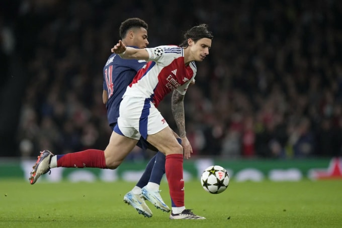 Arsenal (áo đỏ) trong trận thắng PSG trên sân Emirates, thành phố London, Vương quốc Anh, vòng bảng Champions League tối 1/10/2024. Ảnh: AP