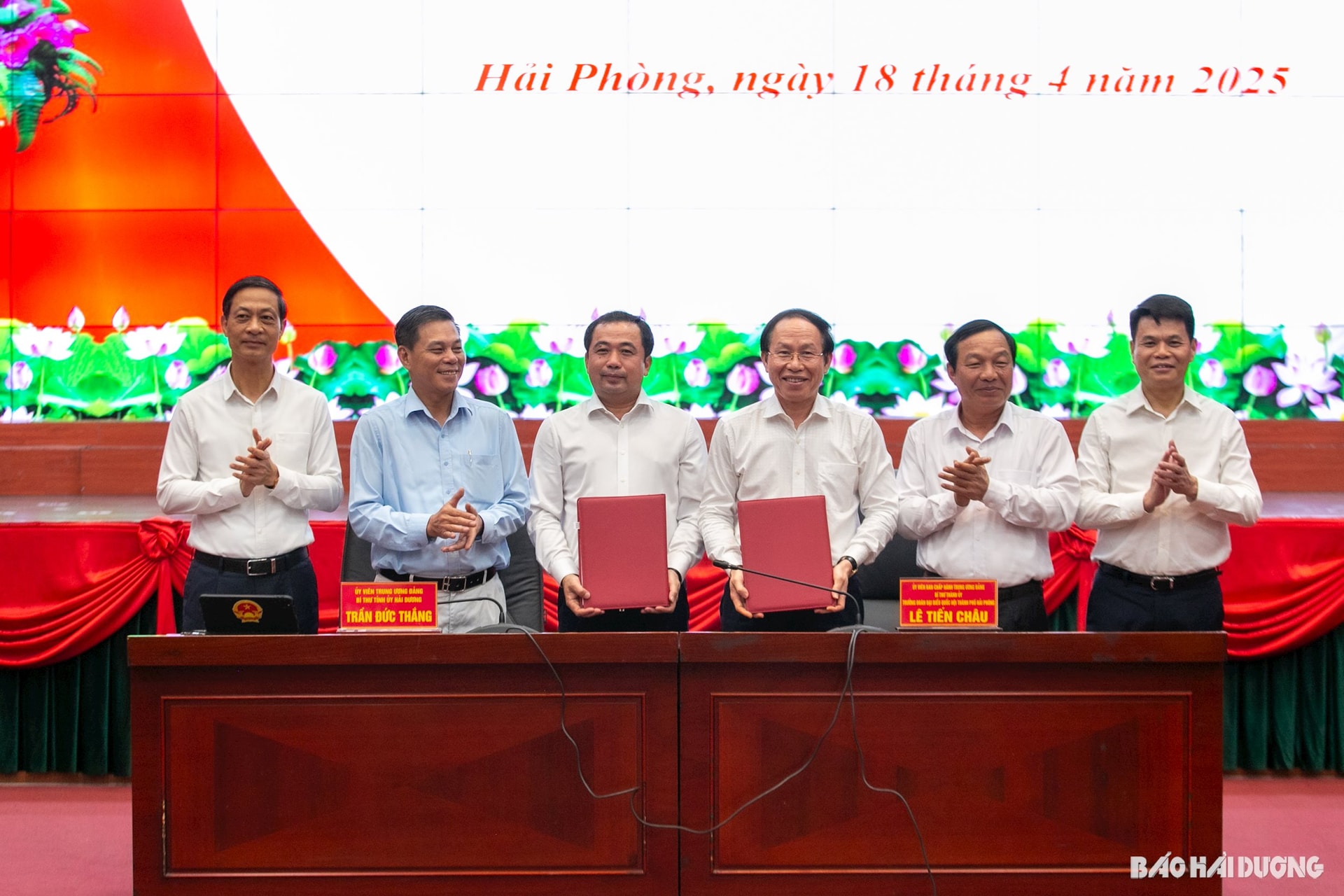 Các đồng chí lãnh đạo tỉnh Hải Dương và TP Hải Phòng ký kế hoạch phối hợp xây dựng và triển khai Đề án hợp nhất tỉnh Hải Dương và TP Hải Phòng.