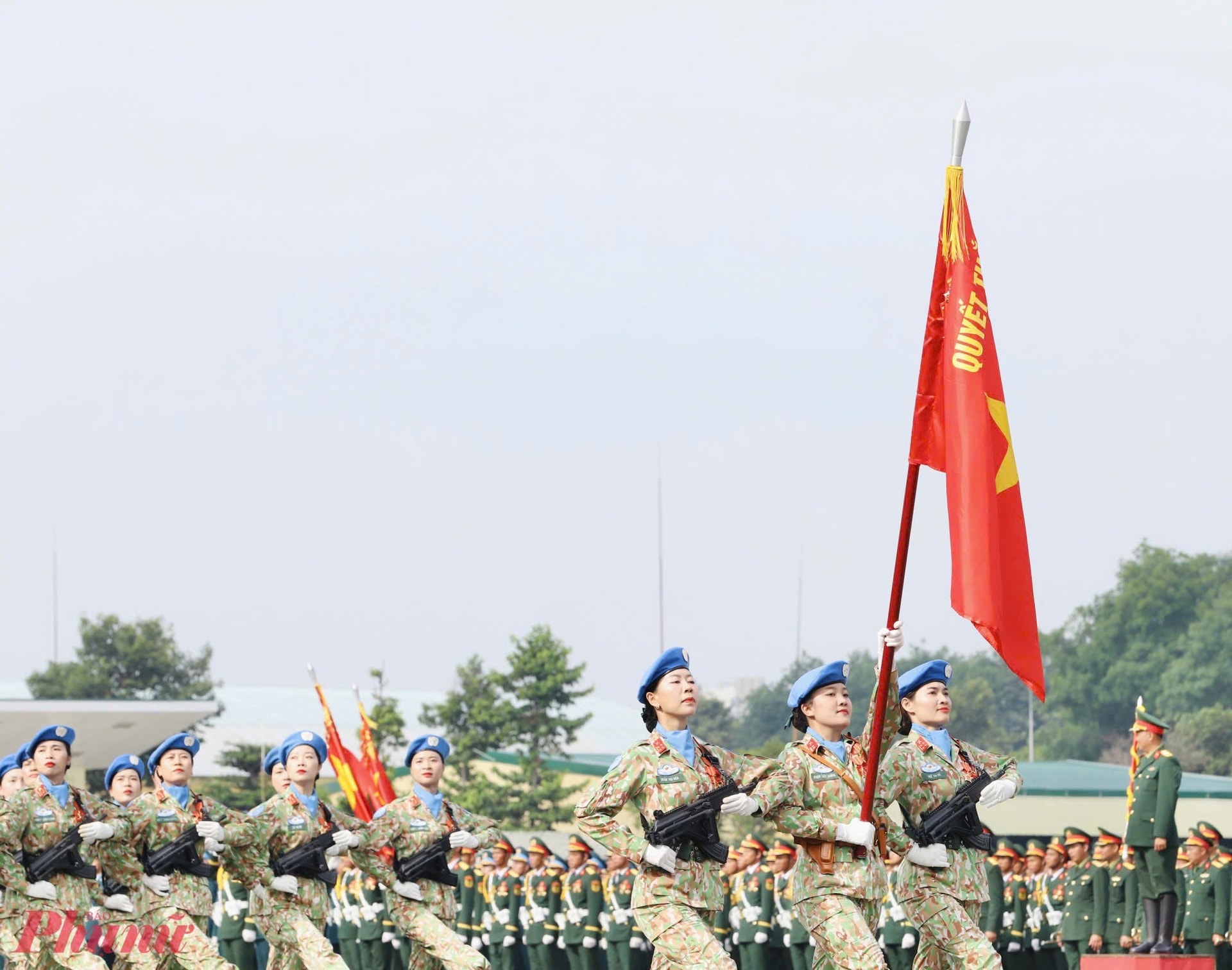 Thùy Dương (cầm cờ) trong màu áo của lực lượng Giữ gìn hòa bình hợp luyện diễu binh, diễu hành chuẩn bị cho Lễ kỷ niệm 50 năm ngày giải phóng miền Nam, thống nhất đất nước (ảnh nhân vật cung cấp)