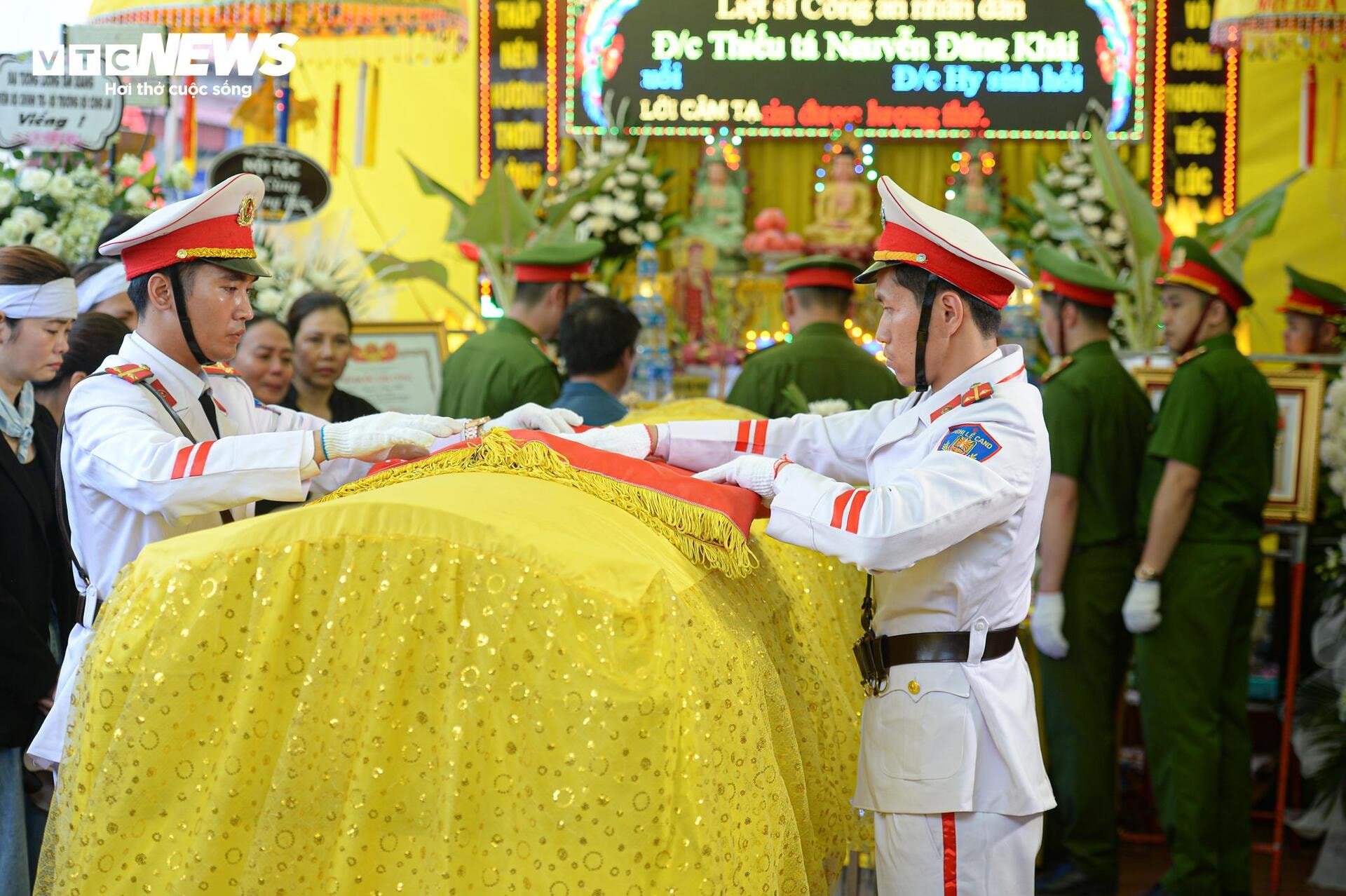 Người thân, đồng đội xót xa tiễn đưa Thiếu tá, liệt sĩ Nguyễn Đăng Khải - 12
