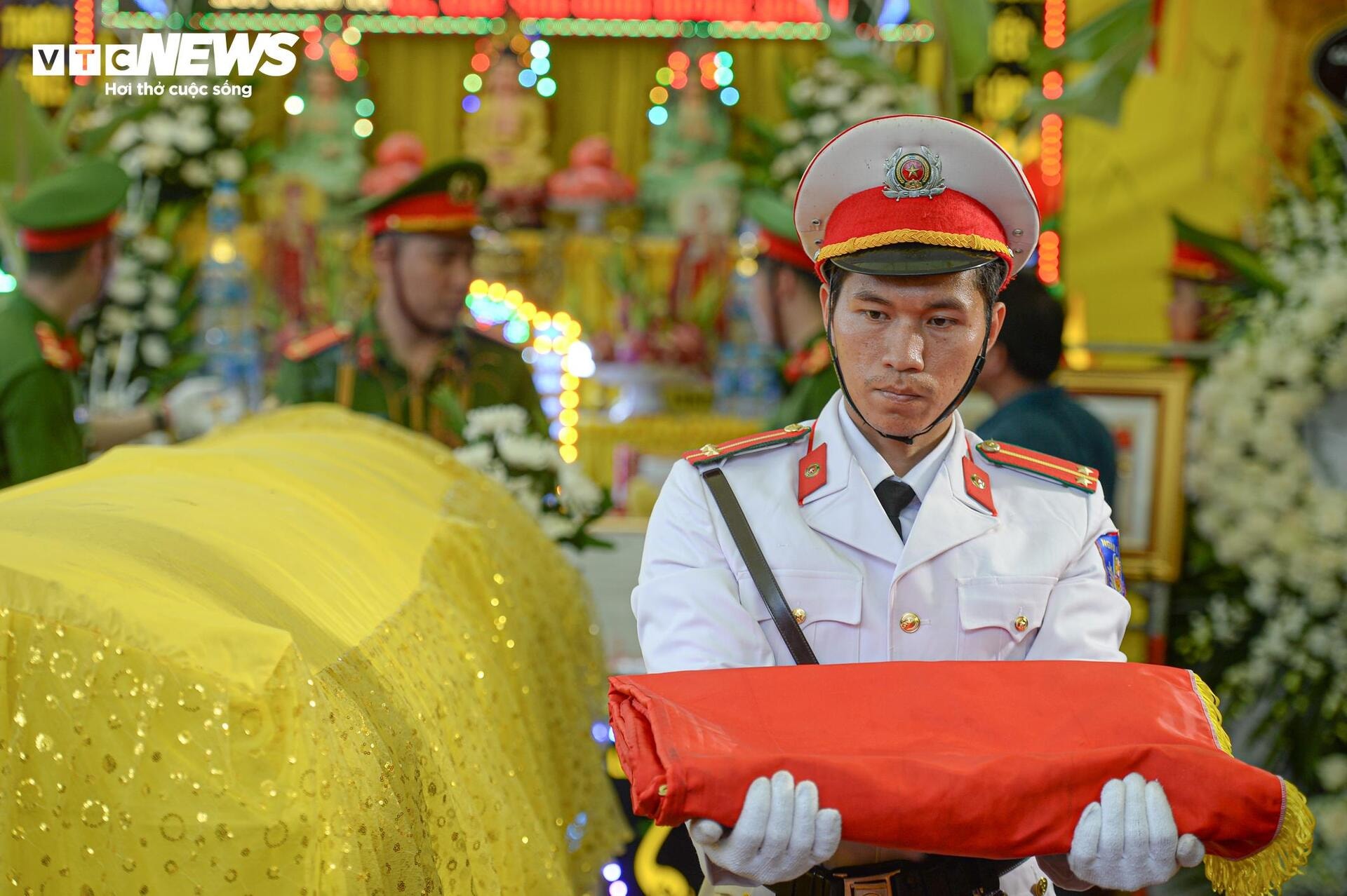 Người thân, đồng đội xót xa tiễn đưa Thiếu tá, liệt sĩ Nguyễn Đăng Khải - 13