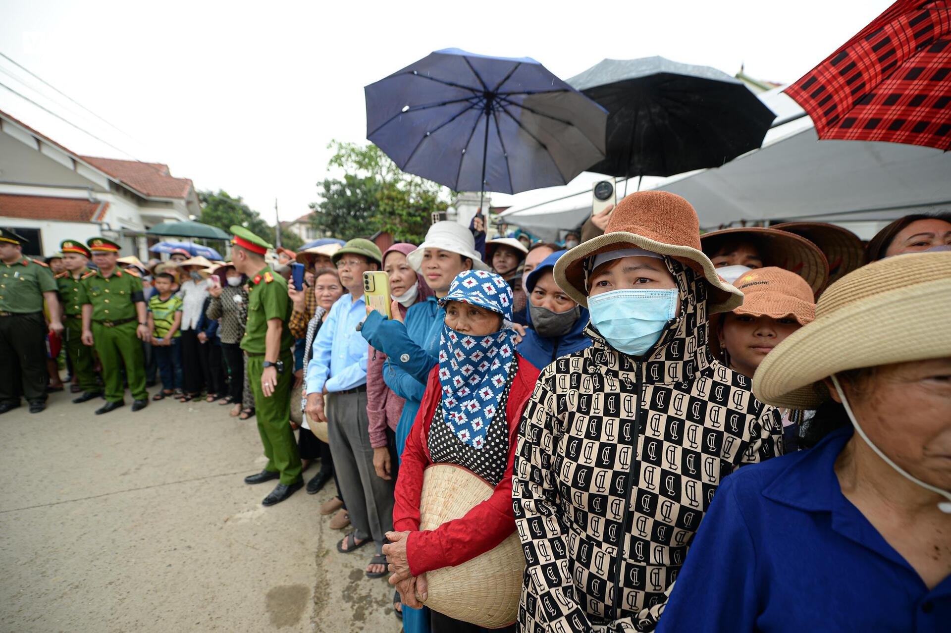 Người thân, đồng đội xót xa tiễn đưa Thiếu tá, liệt sĩ Nguyễn Đăng Khải - 16