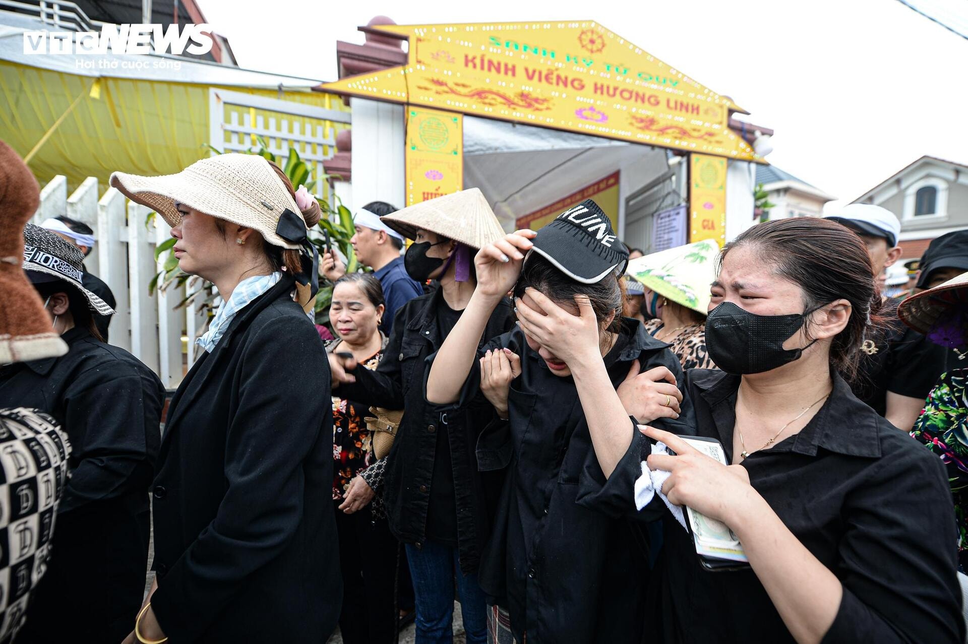 Người thân, đồng đội xót xa tiễn đưa Thiếu tá, liệt sĩ Nguyễn Đăng Khải - 18
