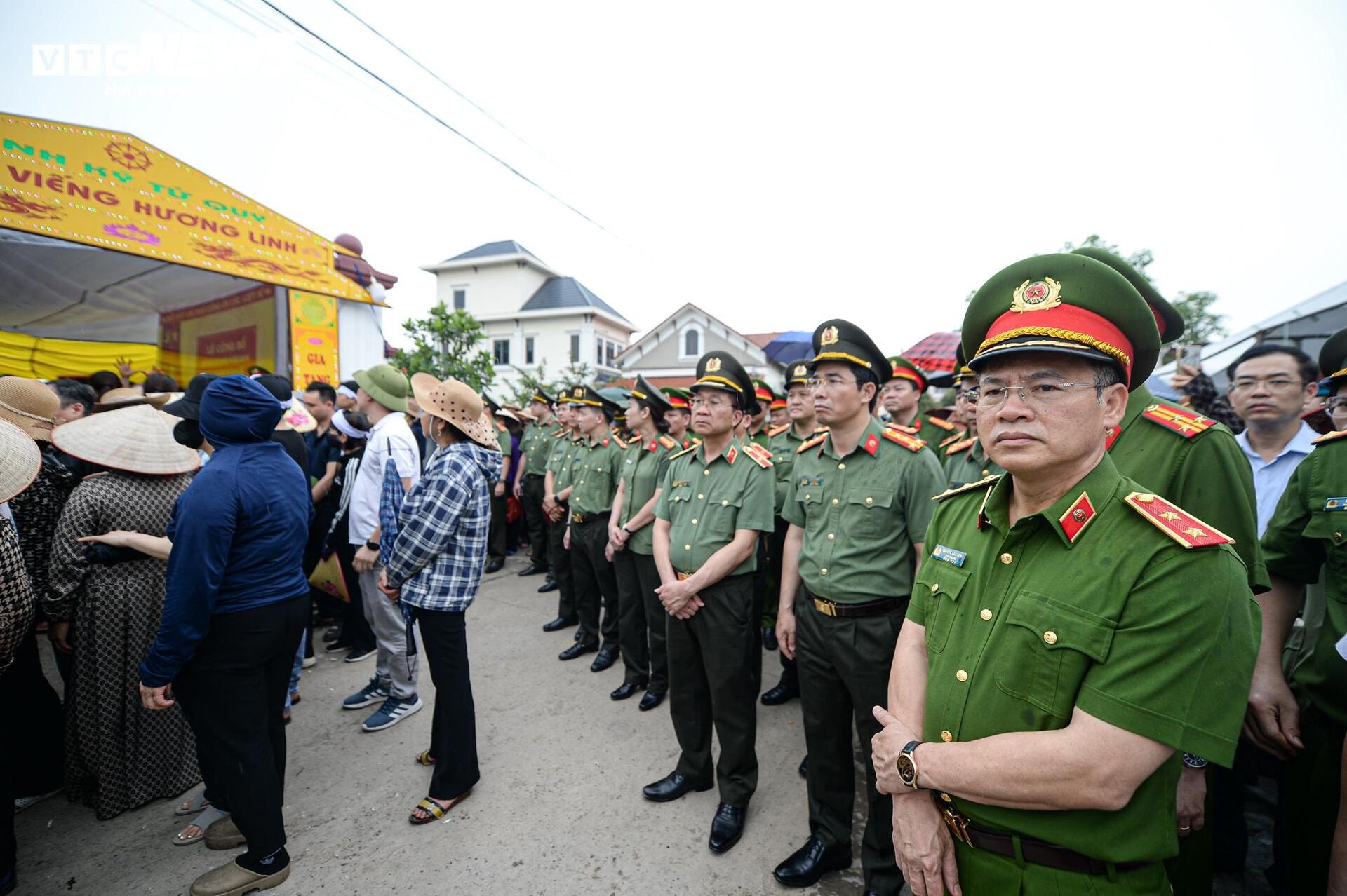 Người thân, đồng đội xót xa tiễn đưa Thiếu tá, liệt sĩ Nguyễn Đăng Khải - 15