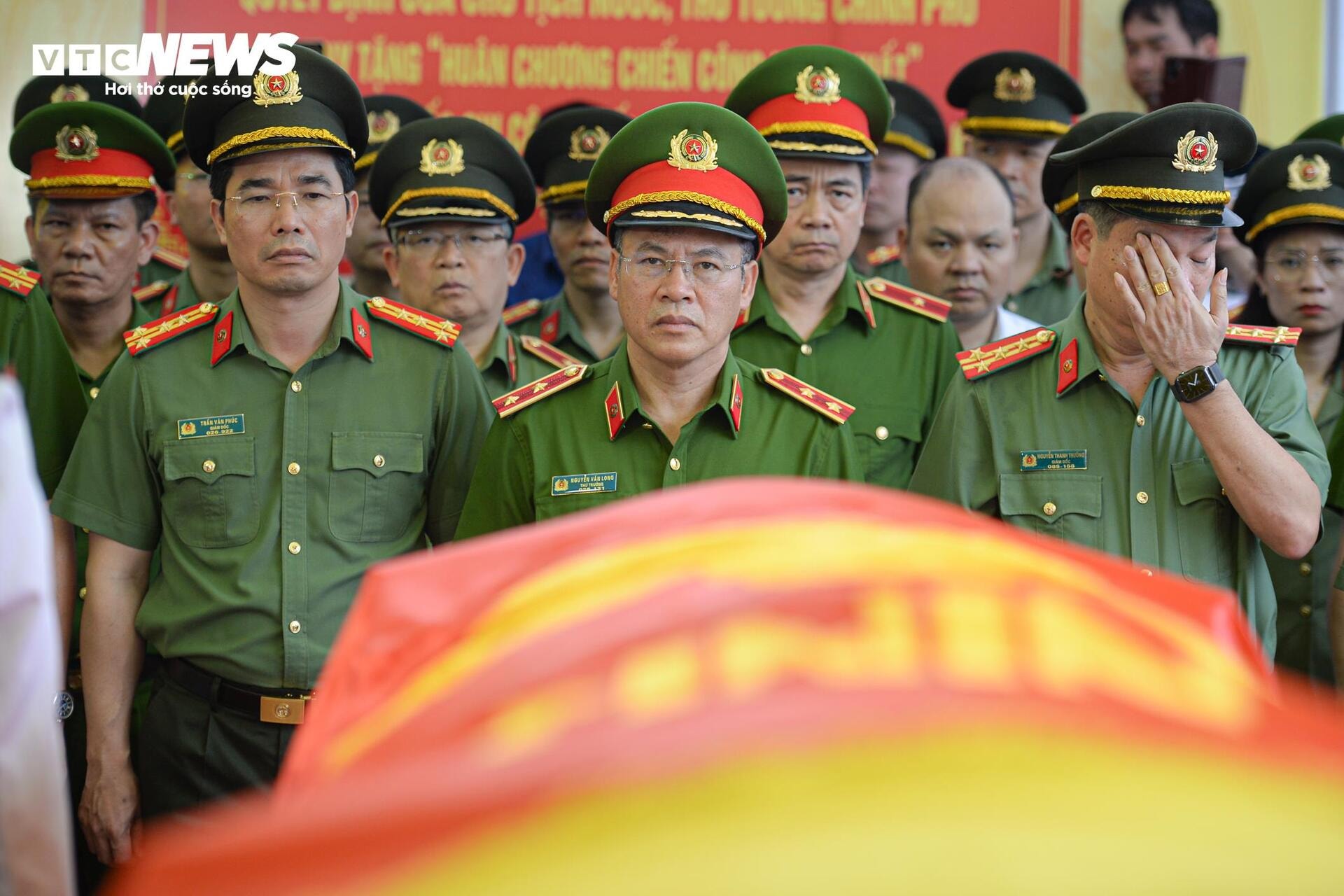 Người thân, đồng đội xót xa tiễn đưa Thiếu tá, liệt sĩ Nguyễn Đăng Khải - 3